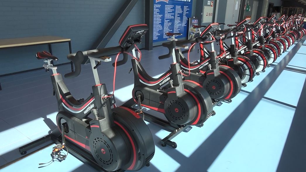 Kuva Wattbike pyöristä Imatran jäähallin oheisharjoittelutilassa