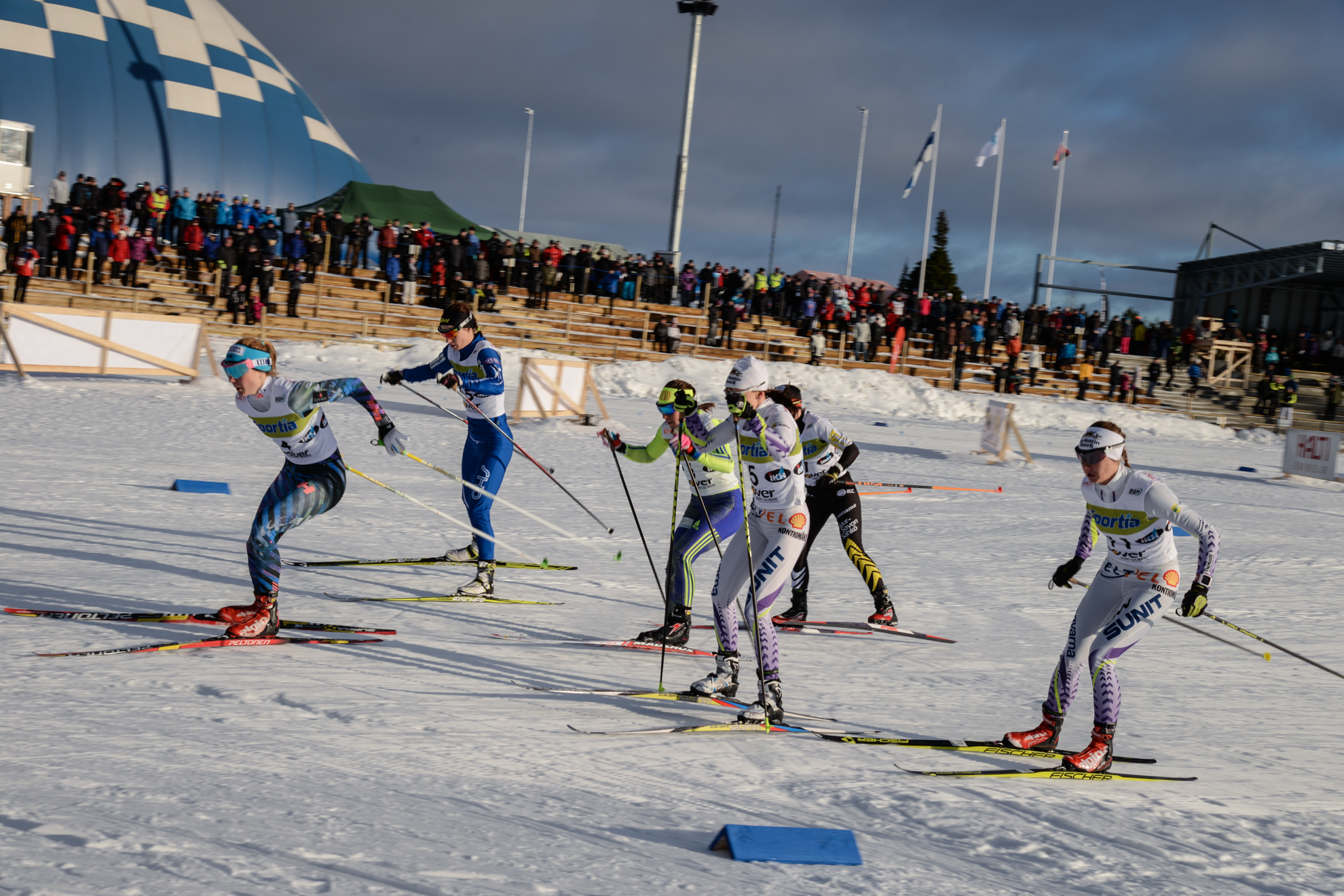 Naishiihtäjiä Imatran Ukonniemen stadionilla