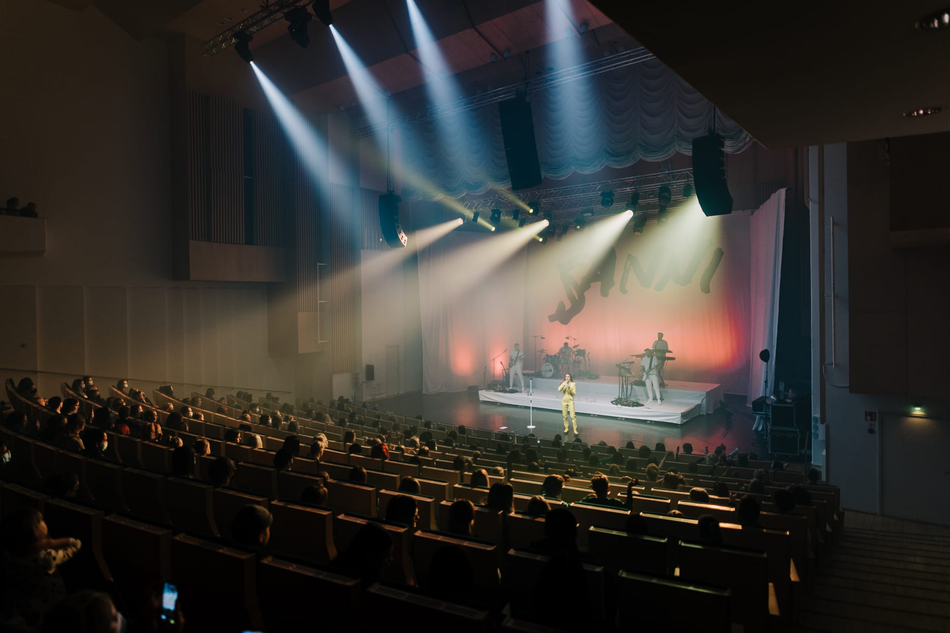 Konserttiyleisö ja esiintyjä lavalla