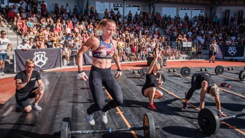 Kuva Karjalan kovin Crossfit kilpailusta. Kuvassa kisaajia Ukonniemen stadiumilla.