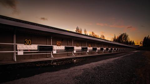 Kuva Ukonniemen ampumahiihtostadionista auringonlaskun aikaan