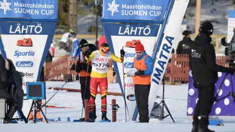 Kuva hiihtokilpailuista Ukonniemen Stadionilla Imatralla