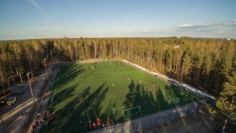 Kuva Imatran Ukonniemessä sijaitsevasta Karhumäen tekonurmikentästä