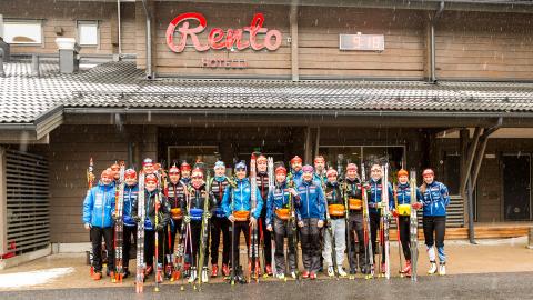 Tsekkien ampumahiihtomaajoukkue Hotelli Rennon edustalla Imatran Ukonniemessä