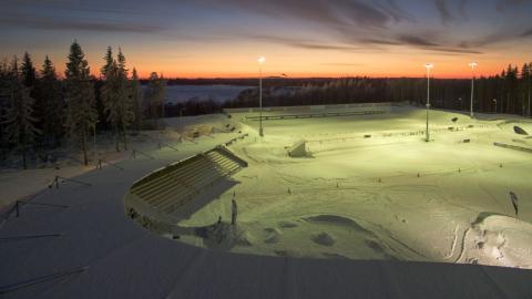 Ukonniemi Stadion talvella iltavalaistuksessa