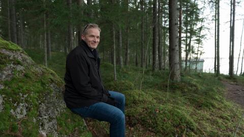 Saku Tihveräinen Saimaan rantametsässä
