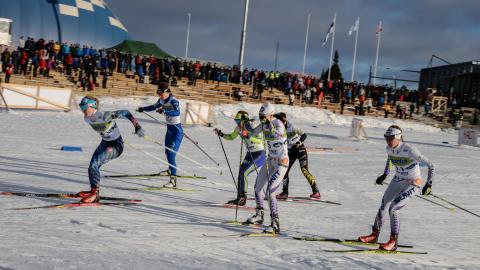Naishiihtäjiä Imatran Ukonniemen stadionilla