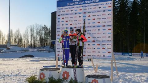 Naishiihtäjiä palkintokorokkeella maastohiihdon Suomen Cupissa Imatralla