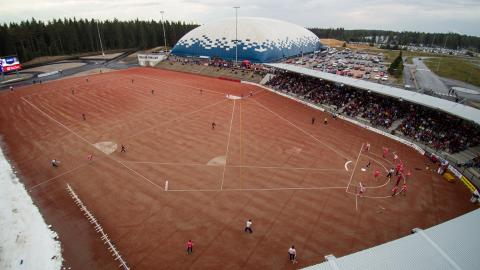 Pesäpallo-ottelu Ukonniemi-stadionilla