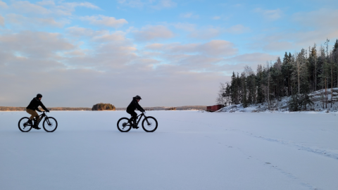 Kaksi pyöräilijää jäällä