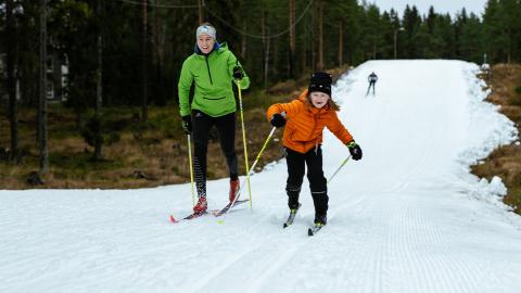 äiti ja lapsi ensilumenladulla