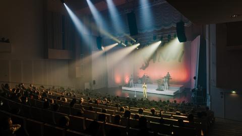 Konserttiyleisö ja esiintyjä lavalla