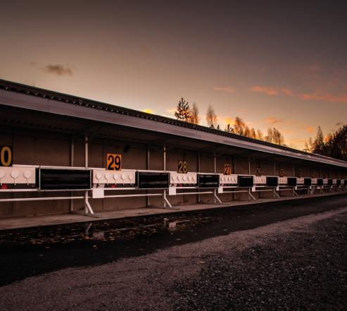 Kuva Ukonniemen ampumahiihtostadionista auringonlaskun aikaan