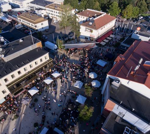 Ilmakuva koskenpartaan kävelykadusta. Tapahtuma jossa paljon ihmisiä katsomassa.