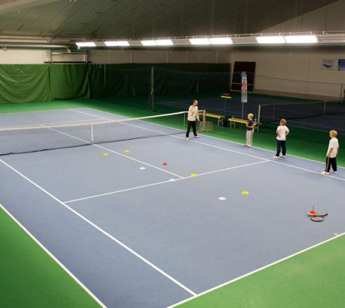 Ukonniemessä sijaitsevan Imatran tennishallin sisätilat