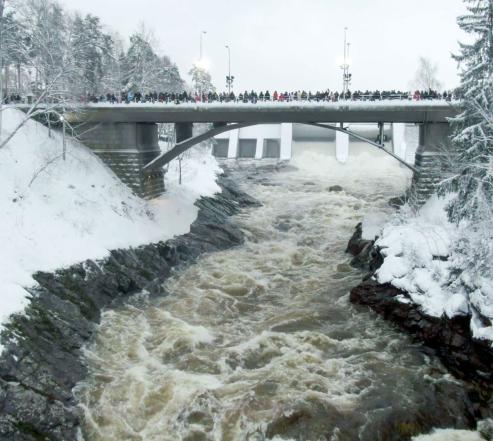 Koski kuohuu myös talvella mm. uudenvuodenpäivänä