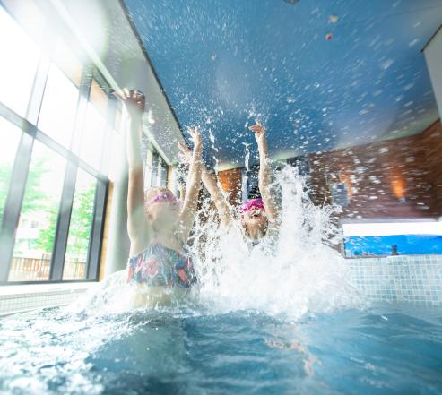 Lapsia uimassa Imatran Kylpylässä