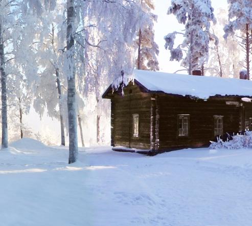 Luminen maisema, jossa kaksi vanhaa rakennusta Hiljan pihalla
