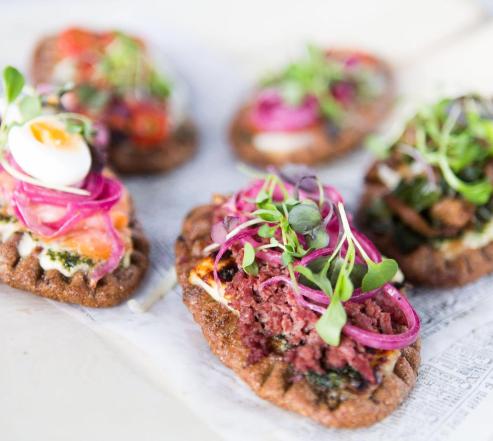 Karjalanpiirakoita lähikuvassa