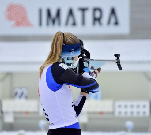 Ampumahiihtäjä ampuu penkalla