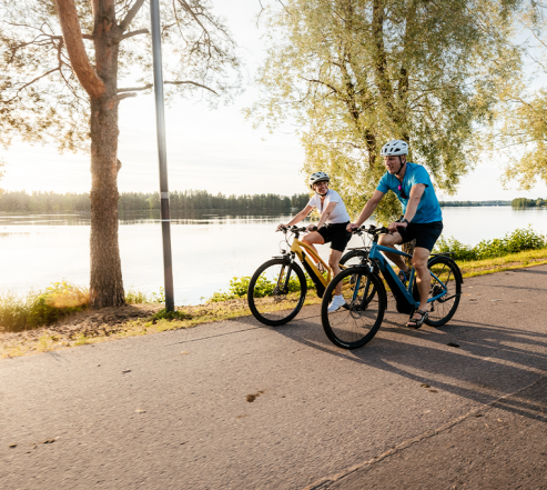 pyöräilijät Imatrankoskella