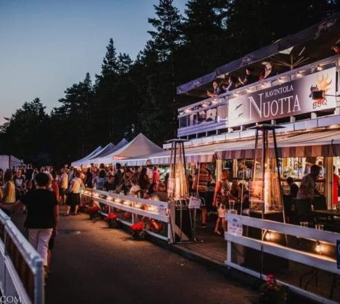 Hämärä kuva, jossa ihmisiä ravintolan terassilla