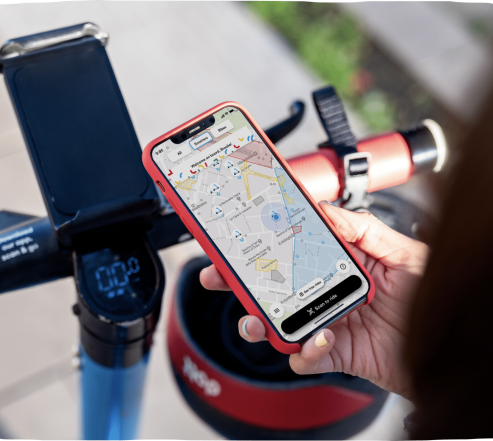 Ihminen pitelee puhelinta jossa näkyvillä kartta