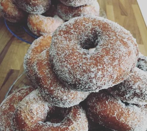 Sokerisia munkkeja lähikuvassa