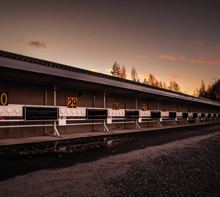 Kuva Ukonniemen ampumahiihtostadionista auringonlaskun aikaan