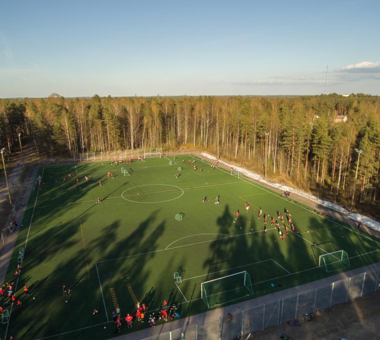 Kuva Imatran Ukonniemessä sijaitsevasta Karhumäen tekonurmikentästä