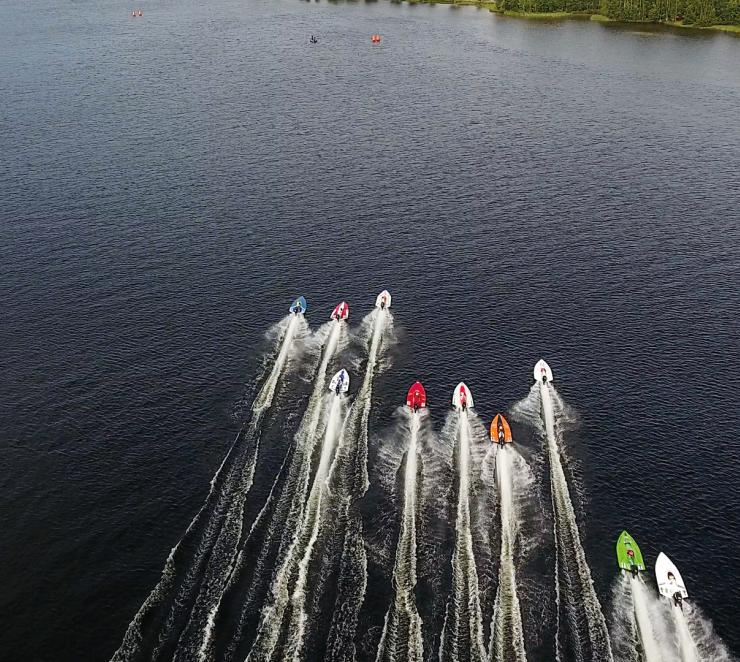 Useampi f4-moottorivene kisaamassa Vuoksella