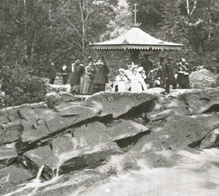 Keisari Aleksanteri II perheineen Imatrankosken partaalla 1871 