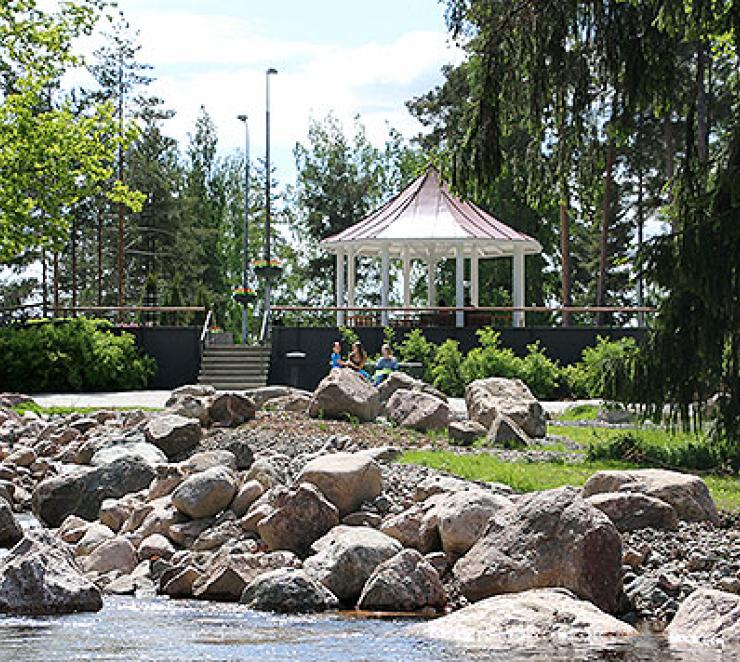 Kruununpuiston näköalapaviljonki kaupunkipuron lähteisyydessä