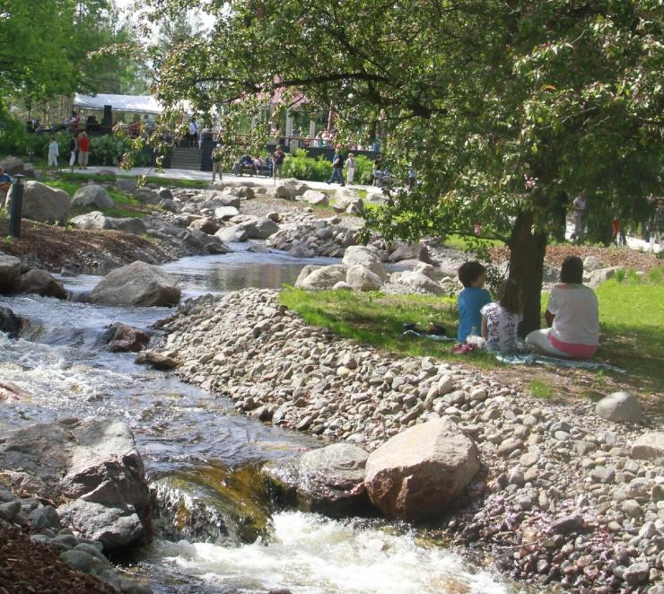 Imatran kaupunkipuro virtaa Imatrankosken vanhan koskiuoman varrella Kruununpuistossa