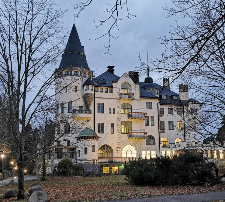 Sadunomainen linnahotelli, Imatran Valtionhotelli seisoon uljaana Imatrankosken partaalla