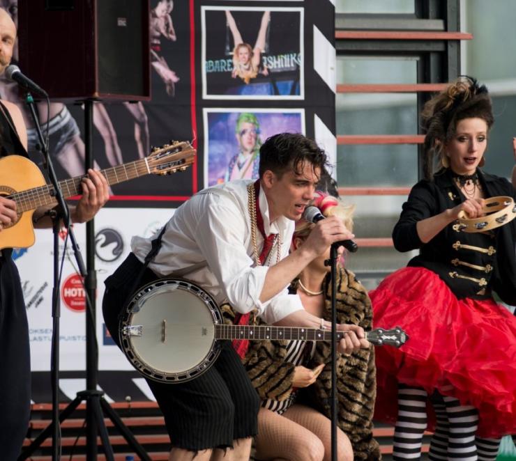 Cabaret Kalashnikov esiintyy tänä vuonna Mustan ja Valkoisen teatterifestivaaleilla