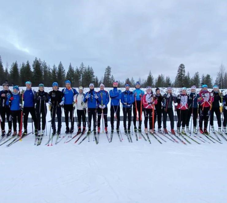 Eestin nuorten ampumahiihtomaajoukkue seisoo rivisssä