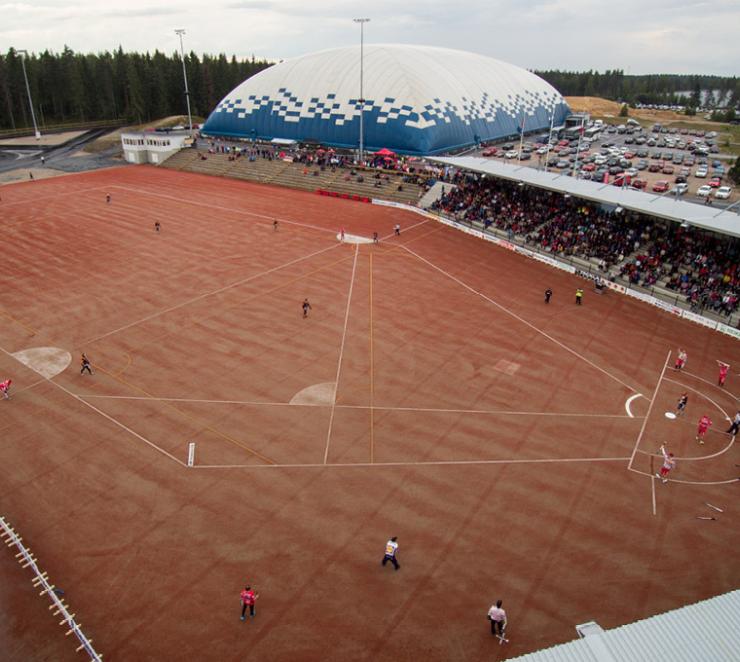 Pesäpallo-ottelu Ukonniemi-stadionilla
