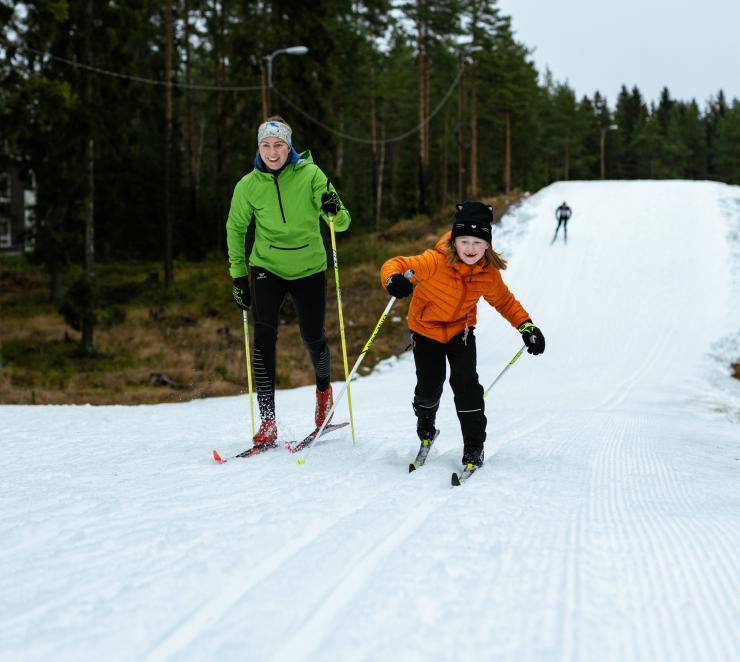 hiihtäjät ensilumenladulla