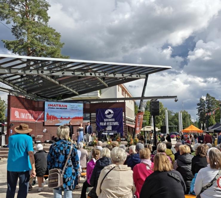 Ihmisjoukko takaapäin kuvattuna